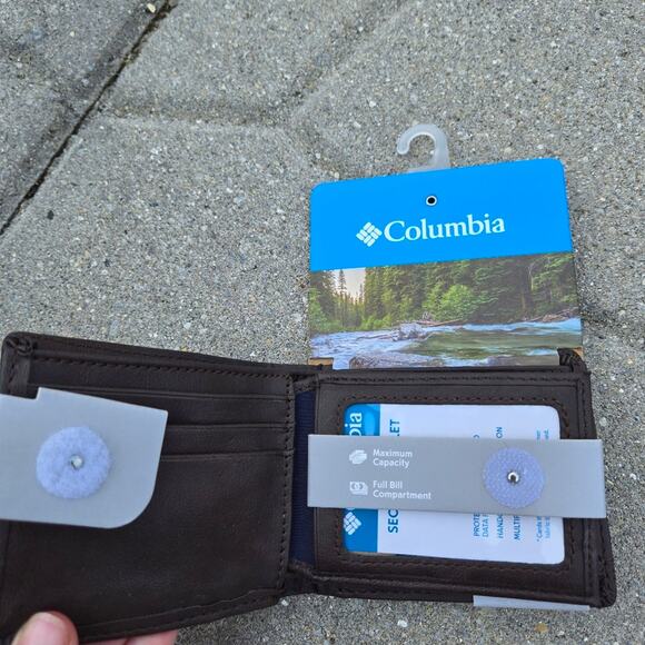 Columbia extra capacity bifold brown wallet - Picture 2 of 6